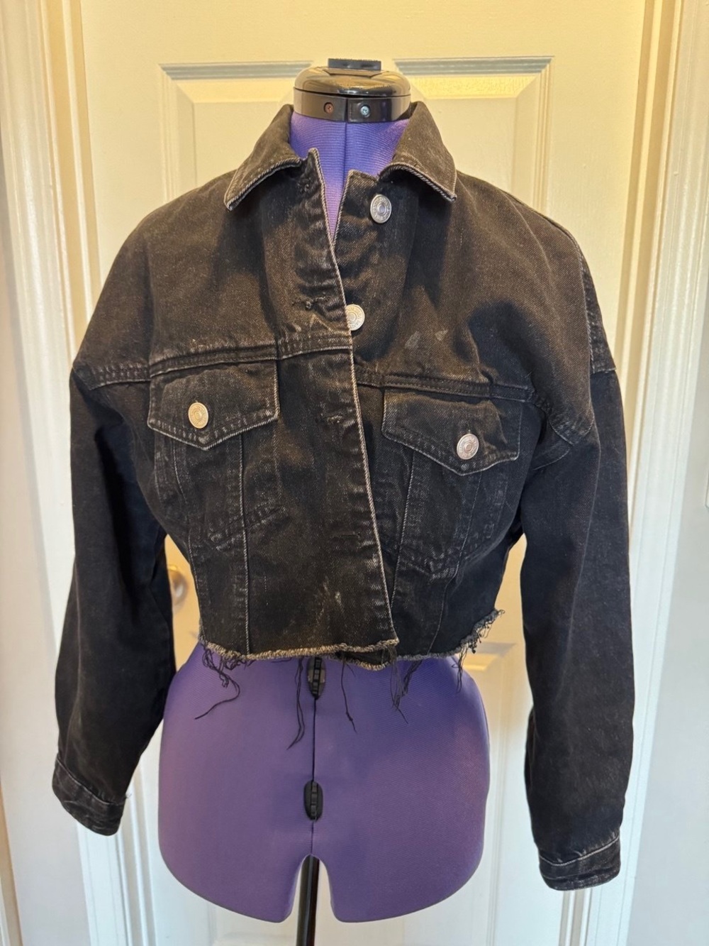 Women’s Black Cropped Denim Jacket. ZARA